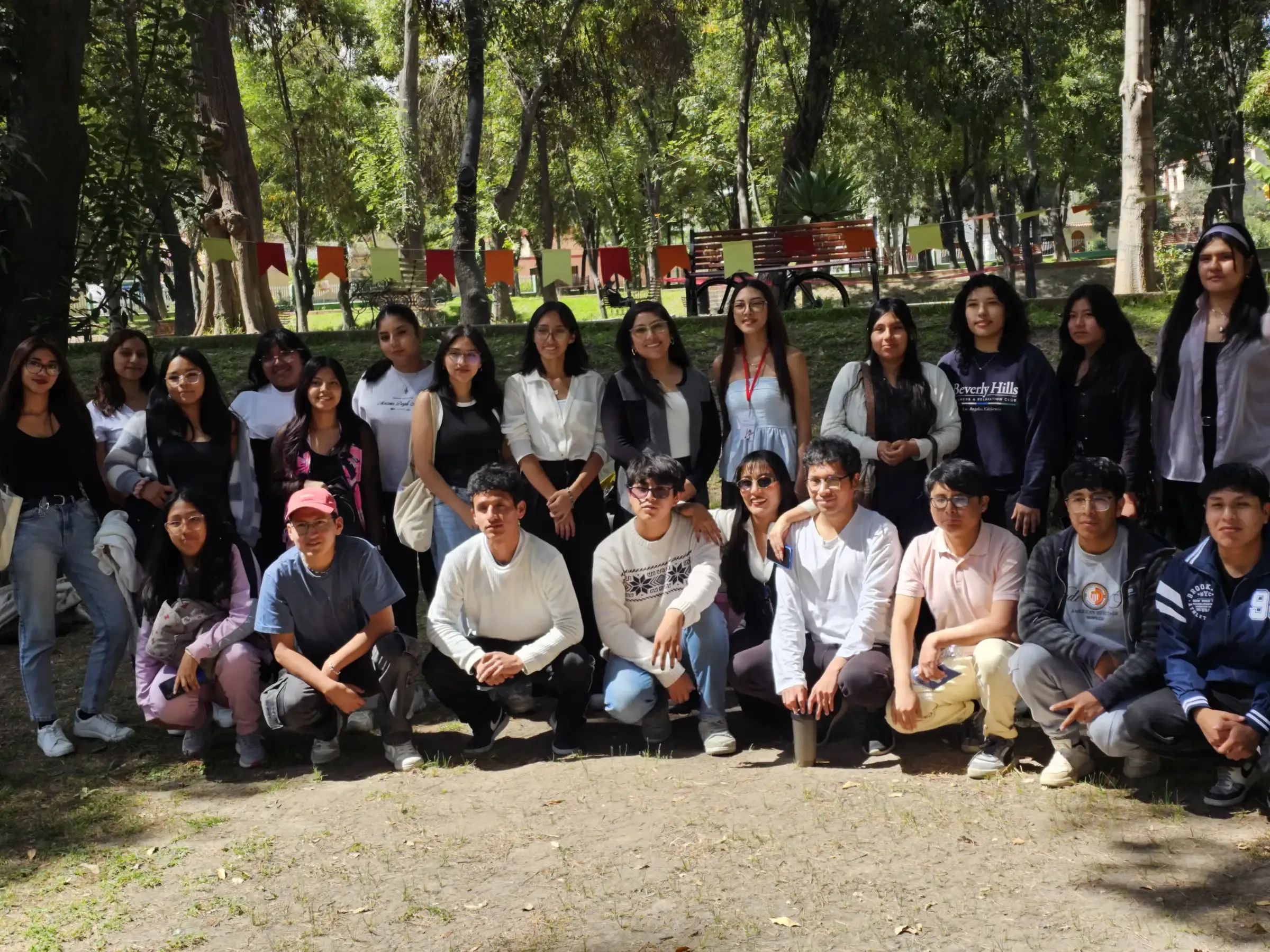 La comunidad de voluntarios de Munay Ruray reunida en el parque