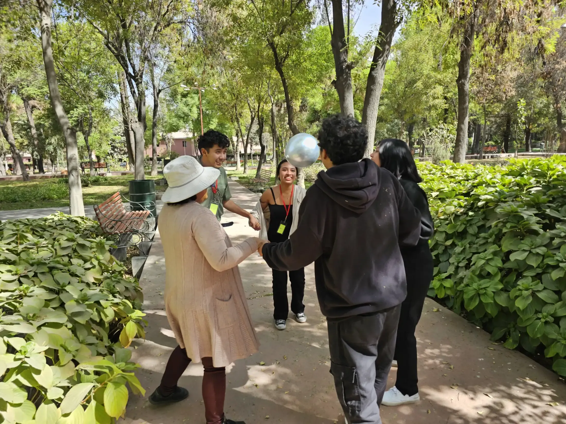 Voluntarios compartiendo una actividad al aire libre